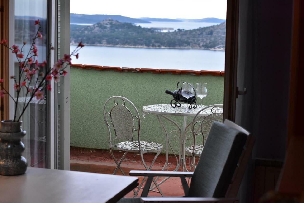 Moonshine Apartment With Magnificent View 시베니크 외부 사진